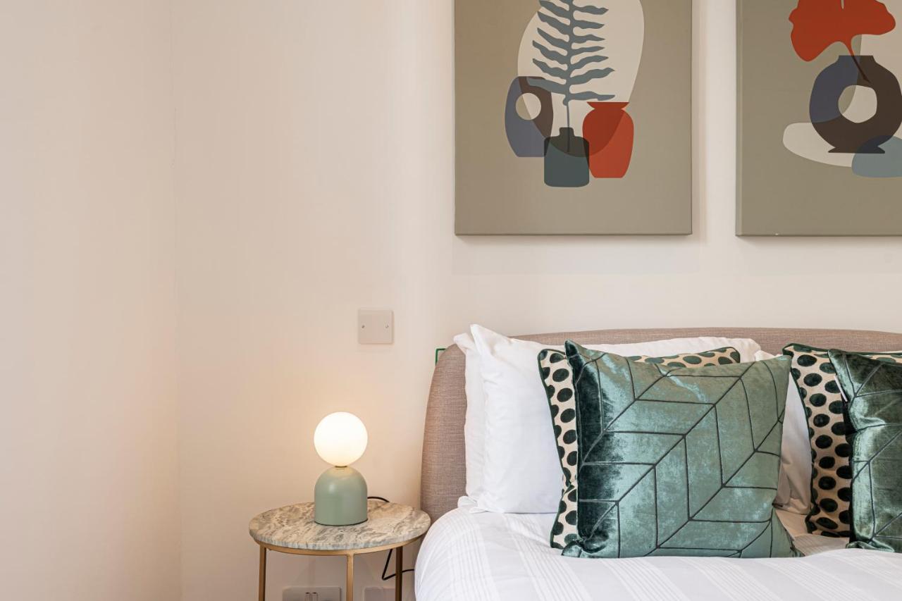 Stylish 1 Bed Flats In Soho, Next To Piccadilly Circus And Trafalgar Square 런던 외부 사진