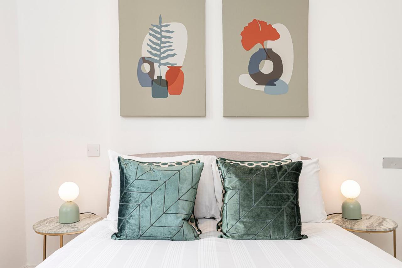 Stylish 1 Bed Flats In Soho, Next To Piccadilly Circus And Trafalgar Square 런던 외부 사진