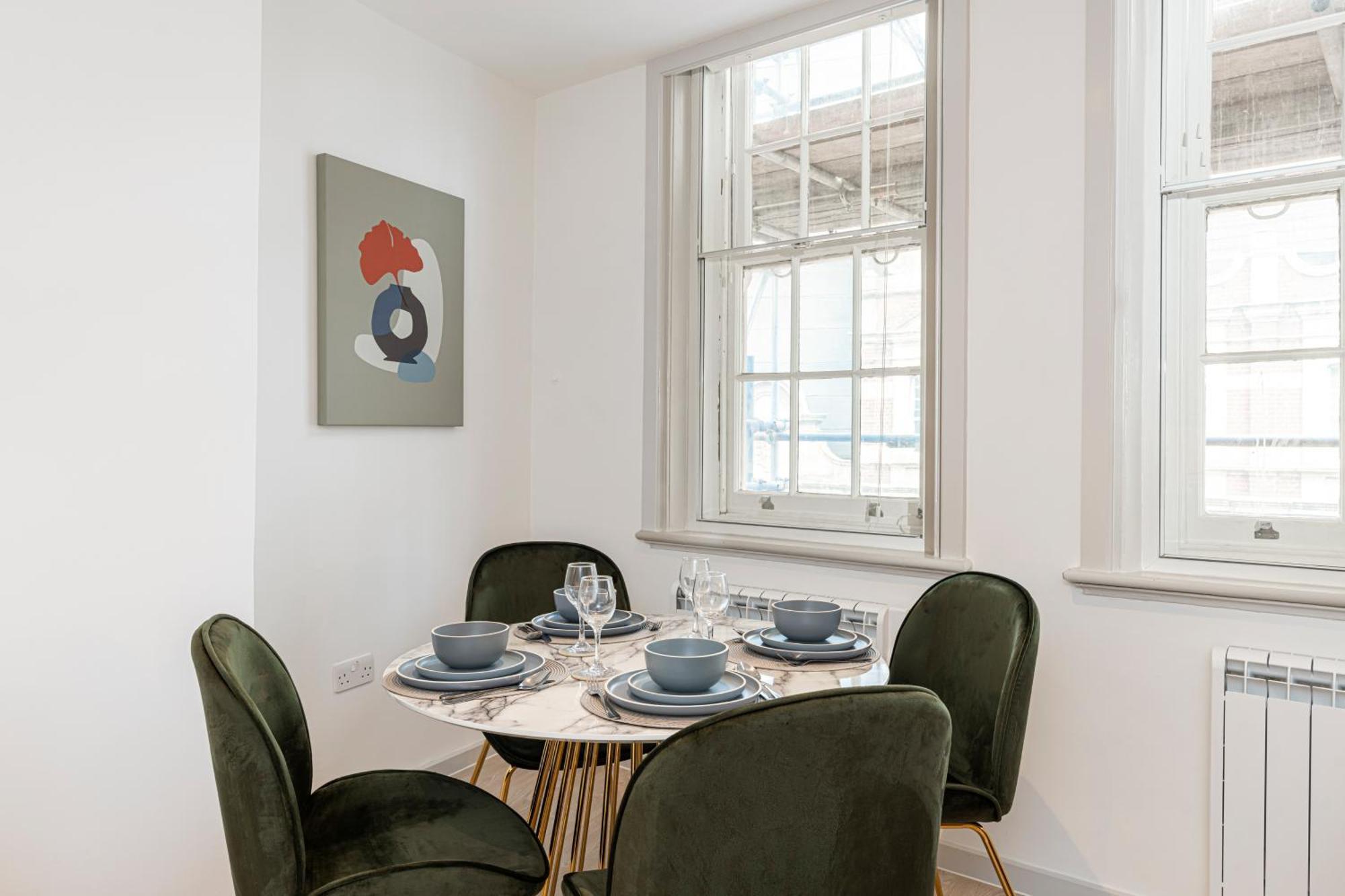 Stylish 1 Bed Flats In Soho, Next To Piccadilly Circus And Trafalgar Square 런던 외부 사진